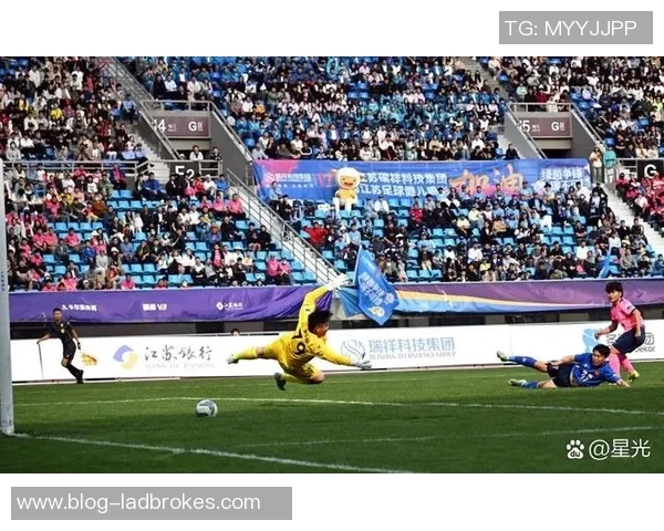 足球红日照耀绿茵场激情无限展现梦想与团结的力量 足球红日照耀绿茵场激情无限展现梦想与团结的力量